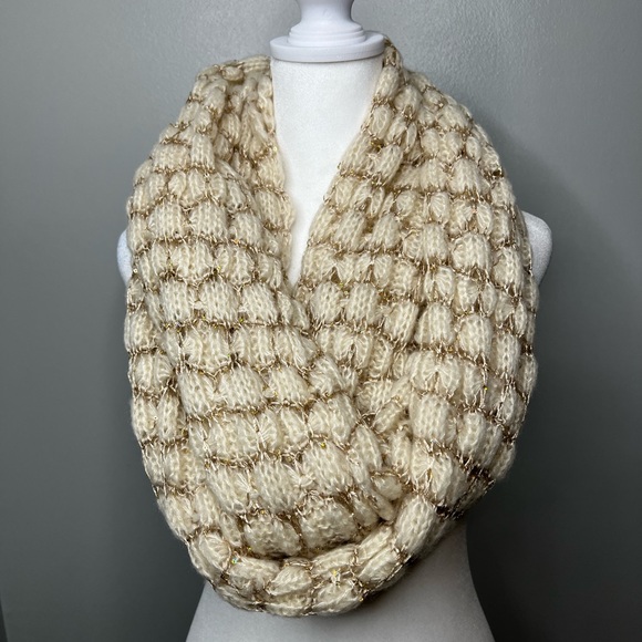 Mark. Women's Infinity Chunky Scarf - Picture 1 of 5